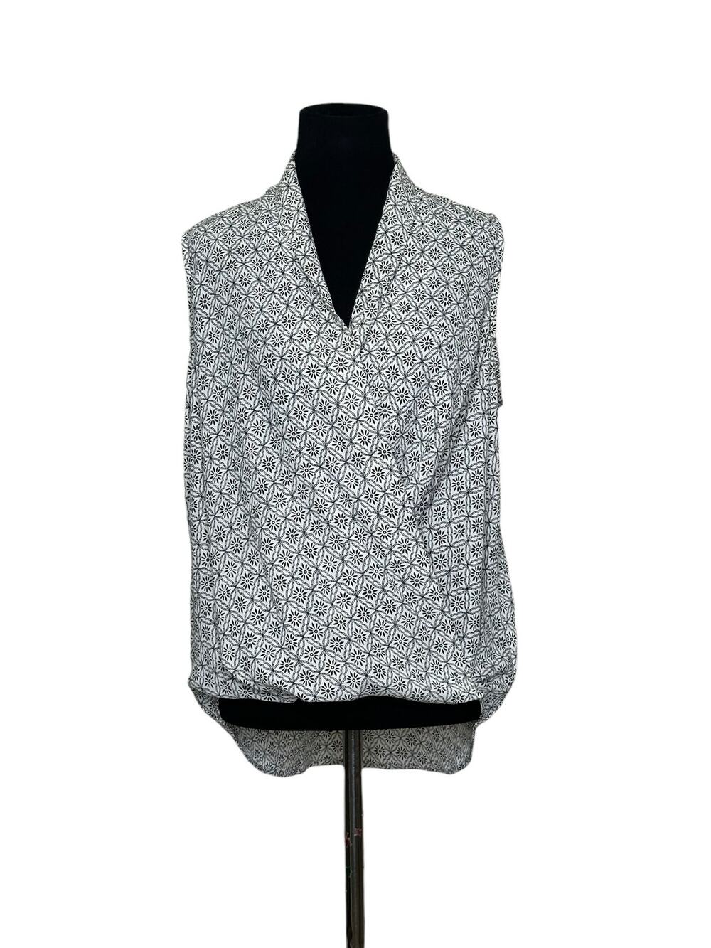 Everleigh white black floral sleeveless faux wrap blouse size small